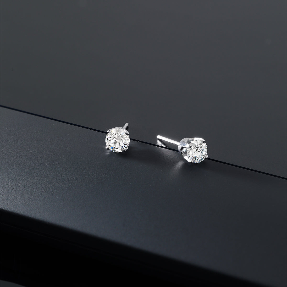 Earrings in 14K White Gold