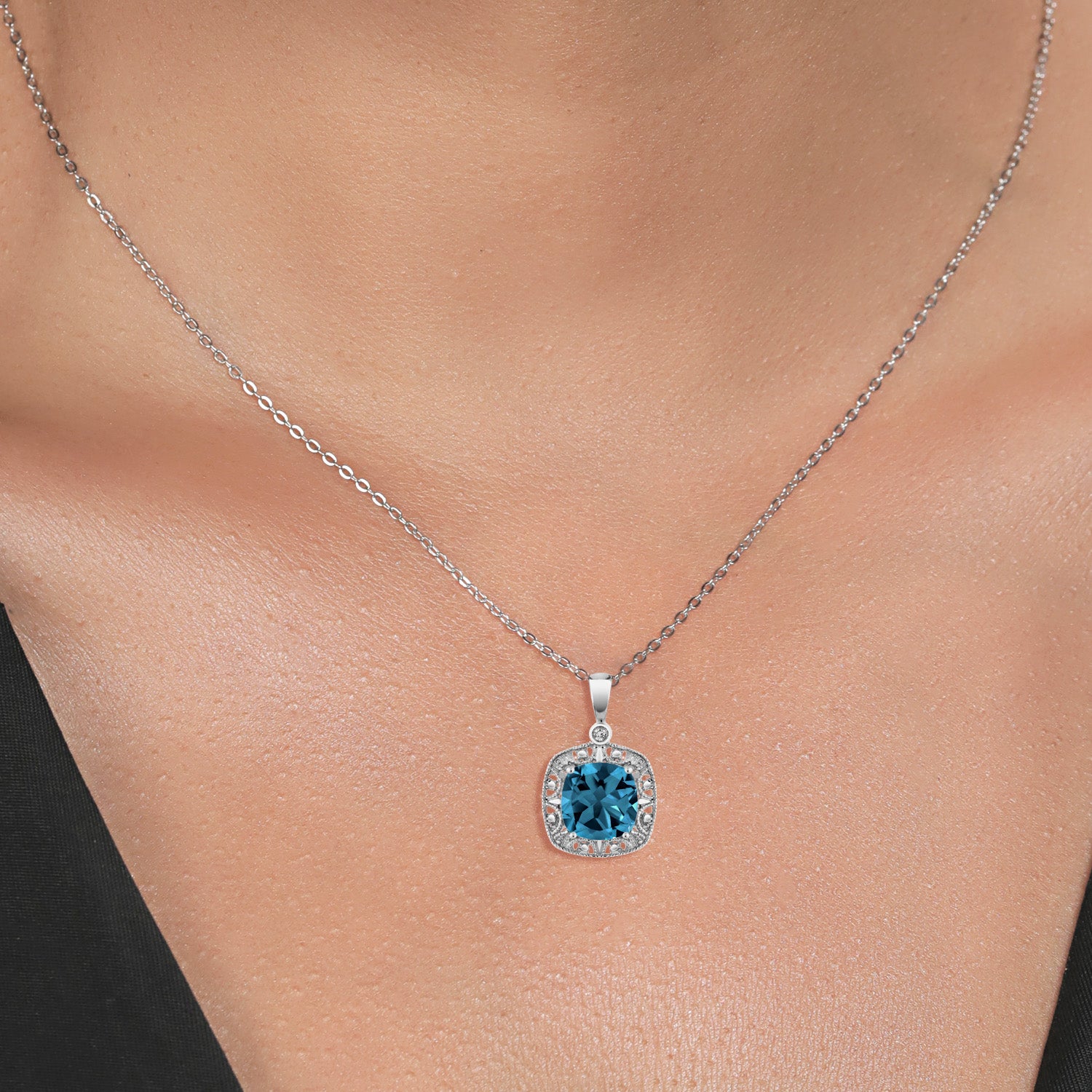 Pendant in 10K White Gold