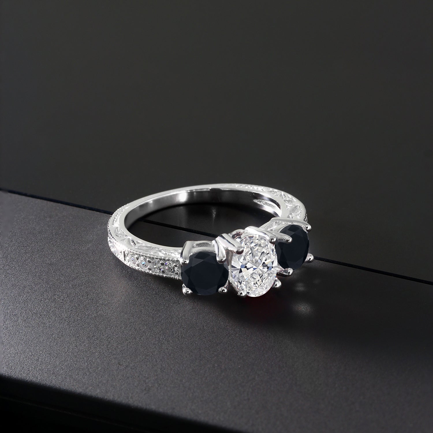 Ring in 10K White Gold