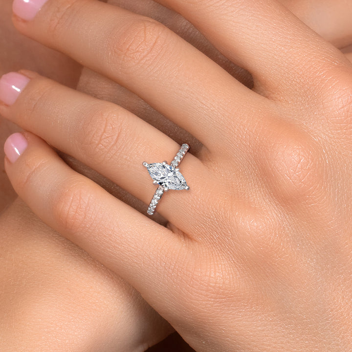 Ring in 10K White Gold