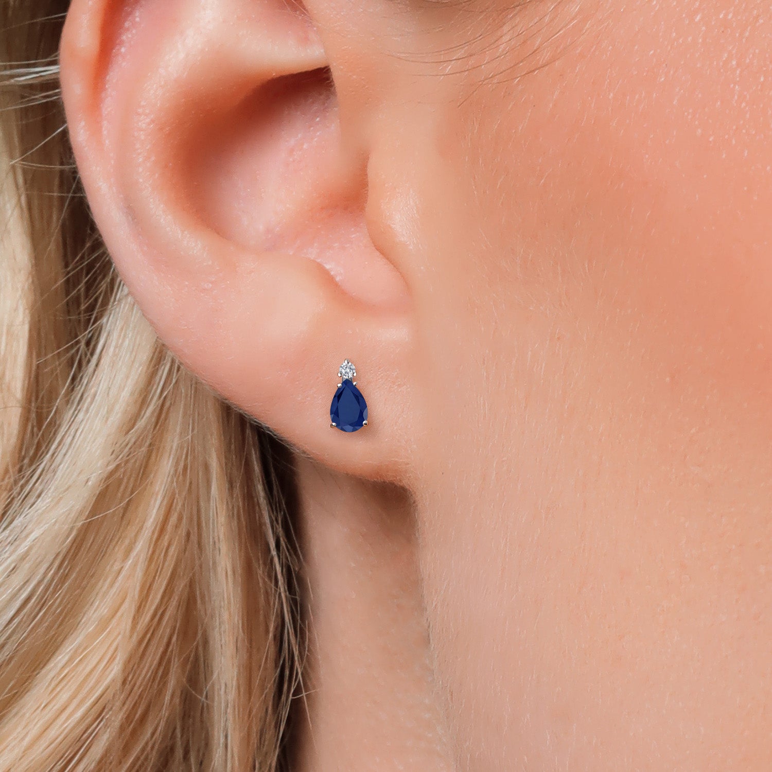 Earrings in 14K White Gold