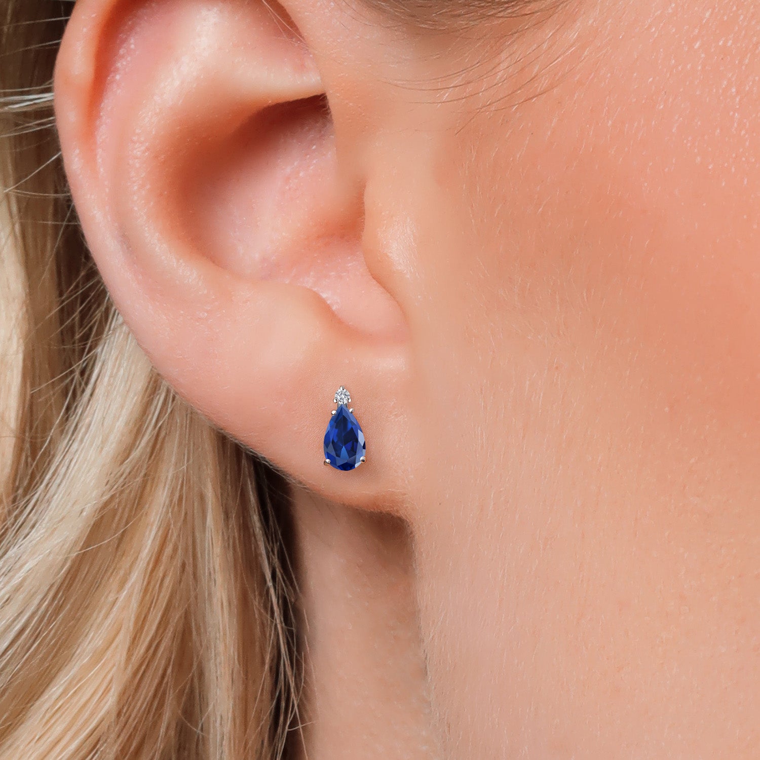 Earrings in 14K White Gold