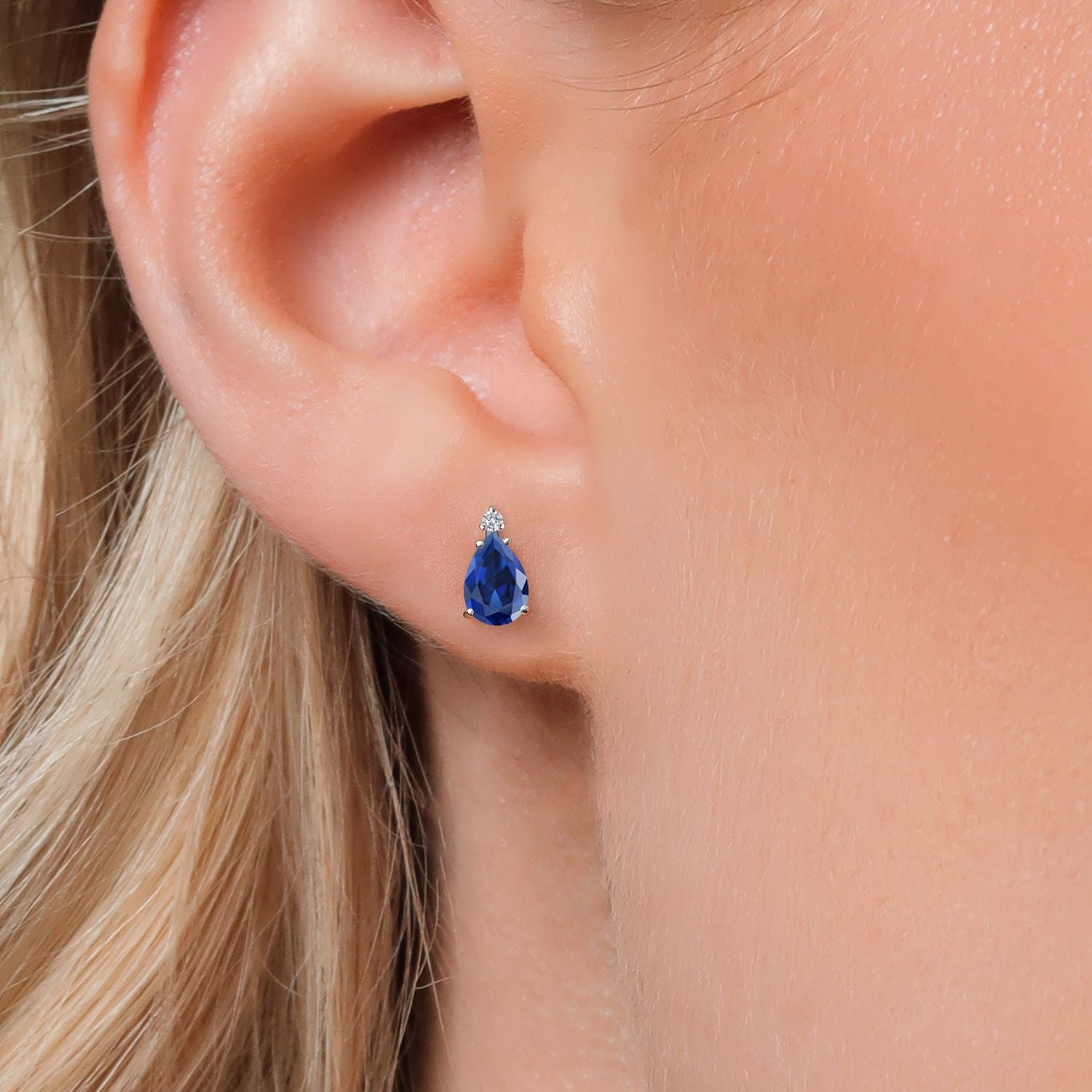 Earrings in 14K White Gold