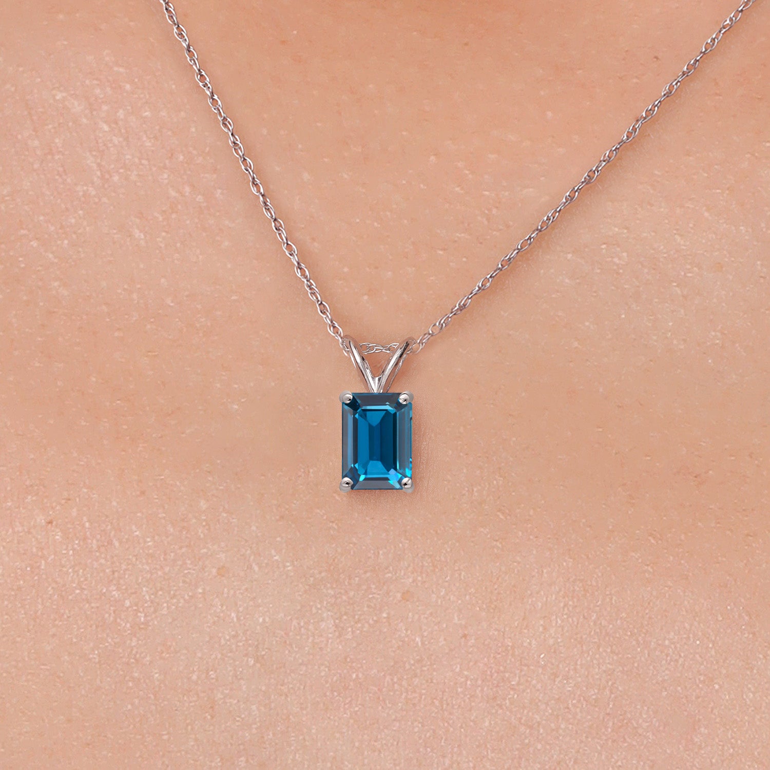 Pendant in 14K White Gold